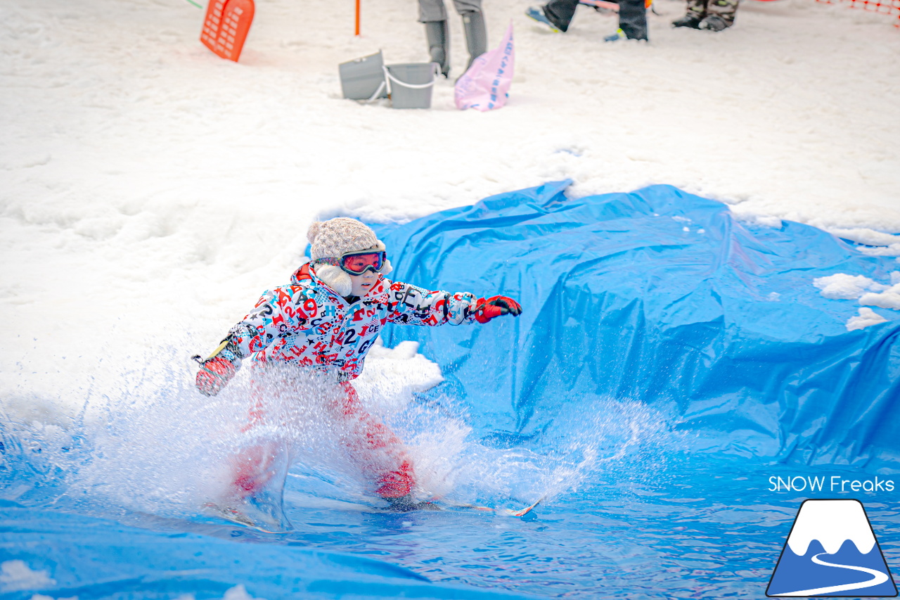 富良野スキー場｜季節は、まだ冬？それとも…？小雪が舞い、たくさんの雪が残る富良野スキー場で、春の恒例イベント『春スキー池渡り大会』開催(^^)/